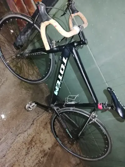 Bicicleta de Ruta Totem Negra con Manubrio Curvo - miniatura 1