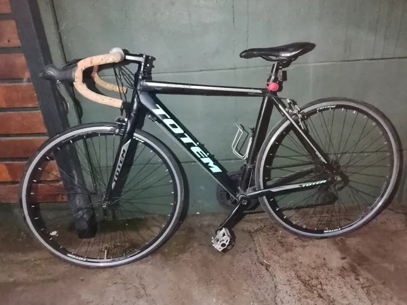 Bicicleta de Ruta Totem Negra con Manubrio Curvo - 4