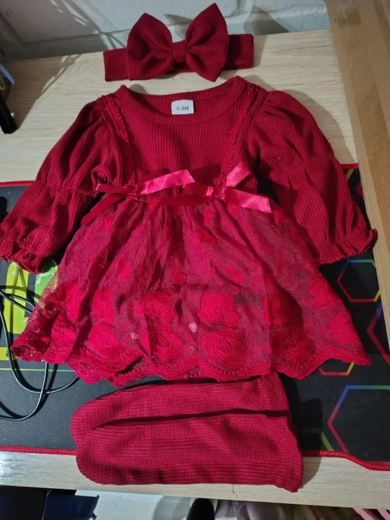 Conjunto de bebé rojo y blanco con encaje - 1