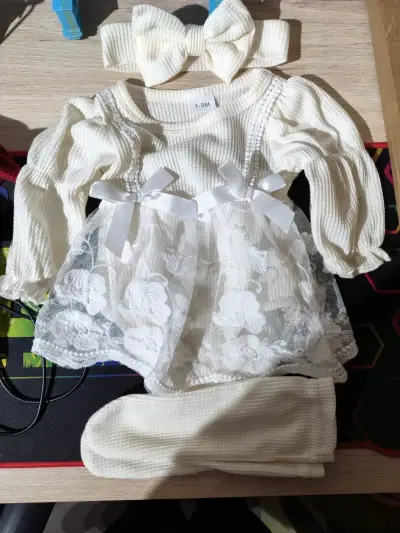 Conjunto de bebé rojo y blanco con encaje - miniatura 2