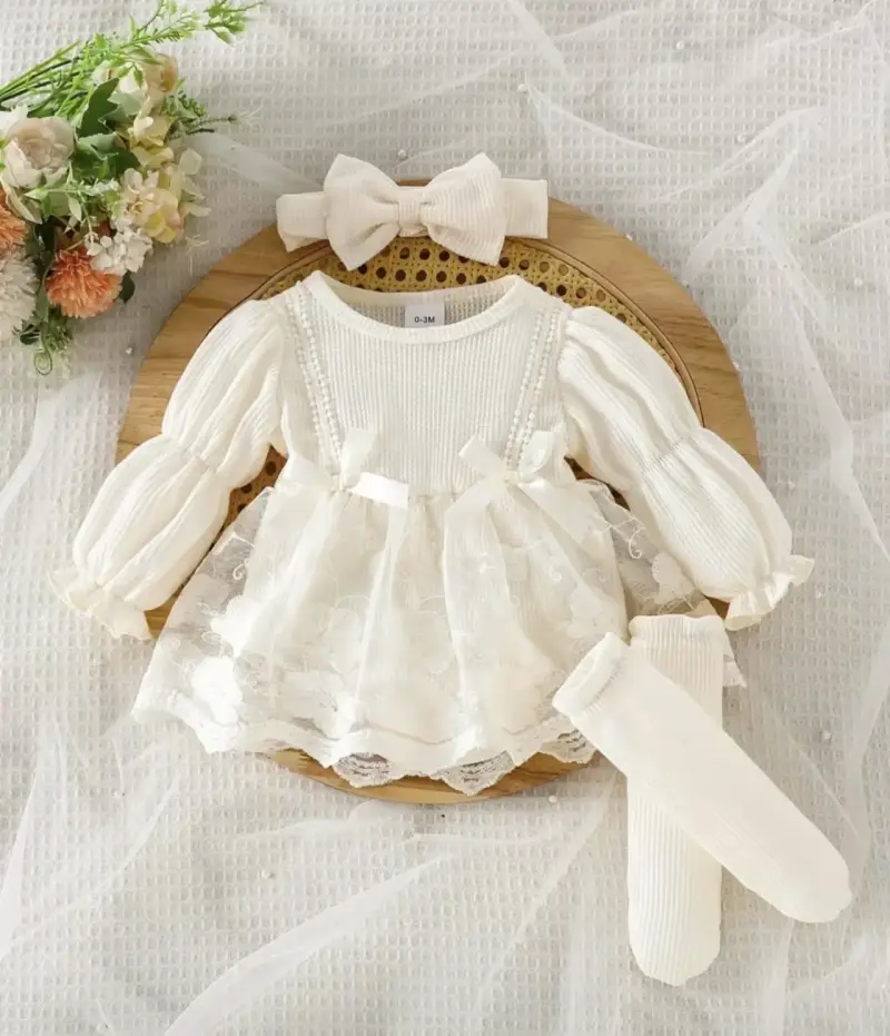 Conjunto de bebé rojo y blanco con encaje - 3