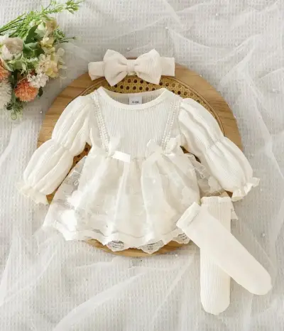 Conjunto de bebé rojo y blanco con encaje - miniatura 3