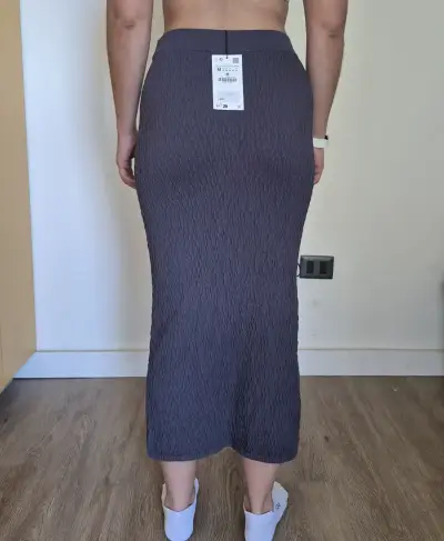 Falda midi gris con abertura lateral Zara NUEVA - miniatura 1