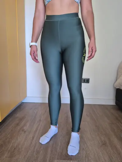 Leggings running verde oliva para mujer - miniatura 2
