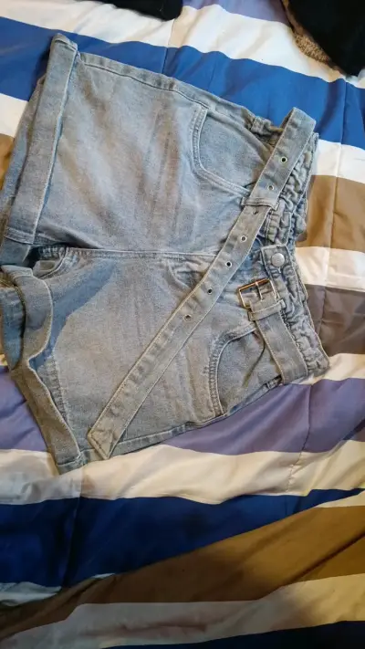 Shorts de mezclilla con cinturón ajustable - miniatura 1