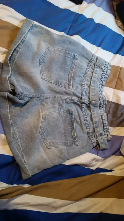 Shorts de mezclilla con cinturón ajustable - miniatura 2