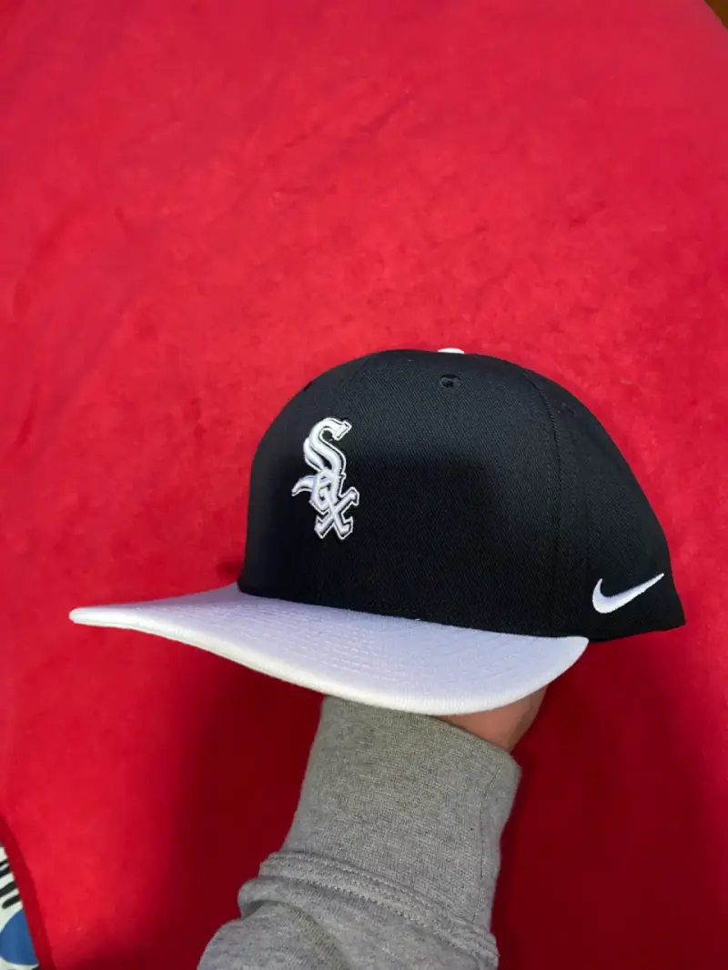 Gorra negra Nike con logo bordado - 1