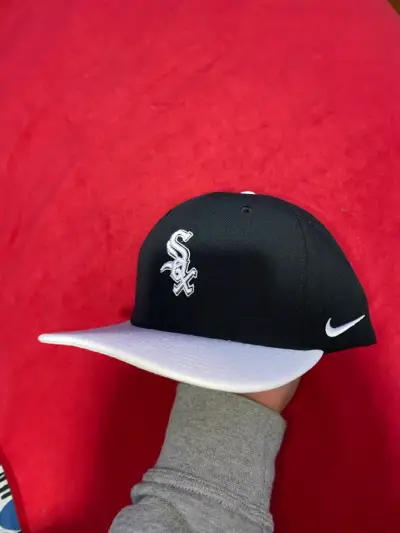 Gorra negra Nike con logo bordado - miniatura 1
