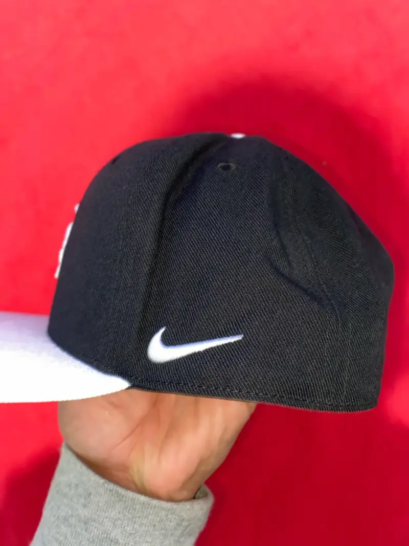 Gorra negra Nike con logo bordado - 3