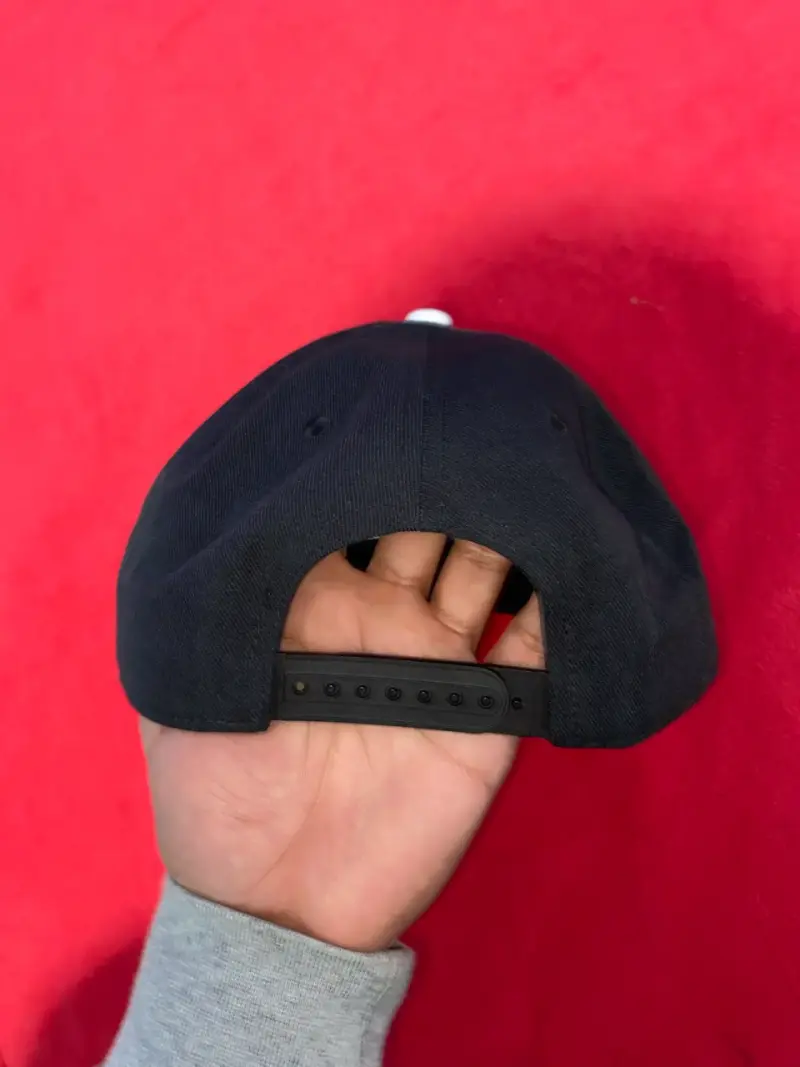 Gorra negra Nike con logo bordado - 4