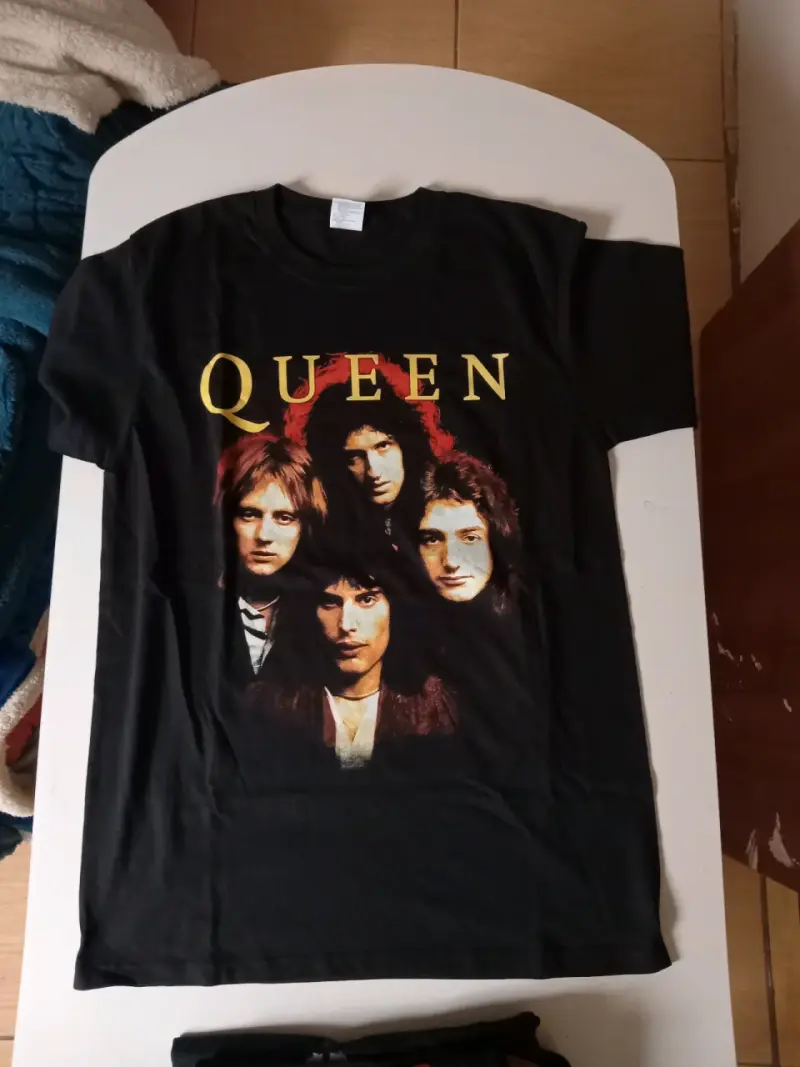 Polera negra de Queen con diseño frontal - 1