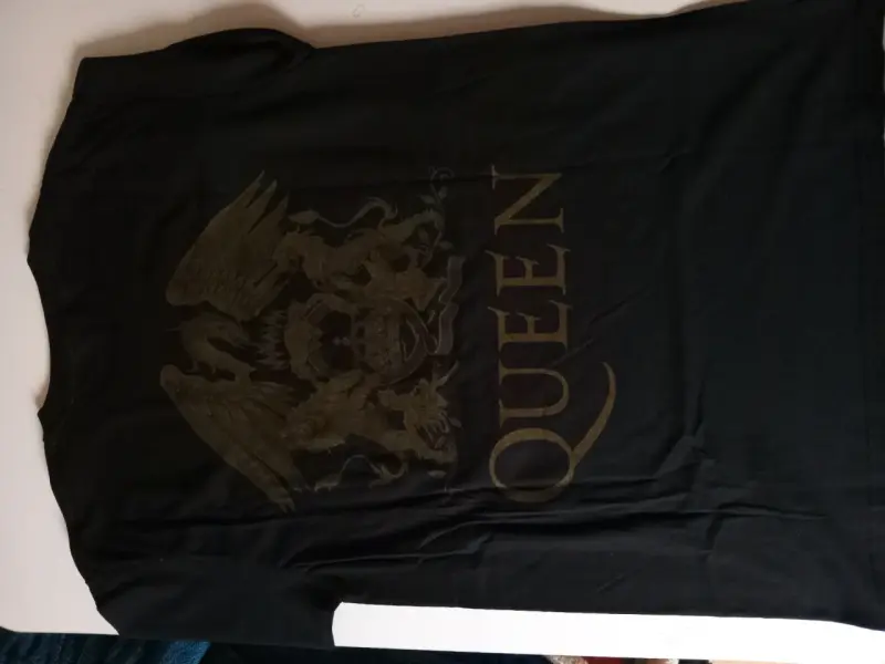 Polera negra de Queen con diseño frontal - 2
