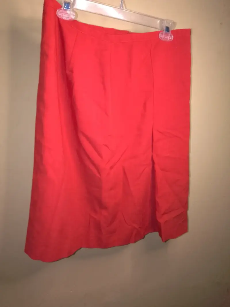 Falda roja elegante para mujer - 1