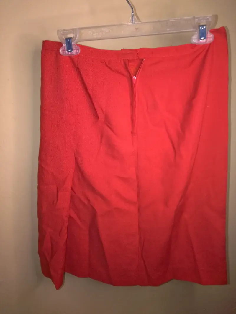 Falda roja elegante para mujer - 2