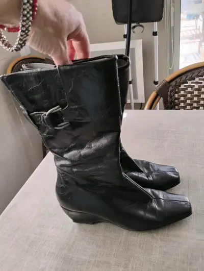 Botas negras de cuero con tacón bajo - miniatura 3