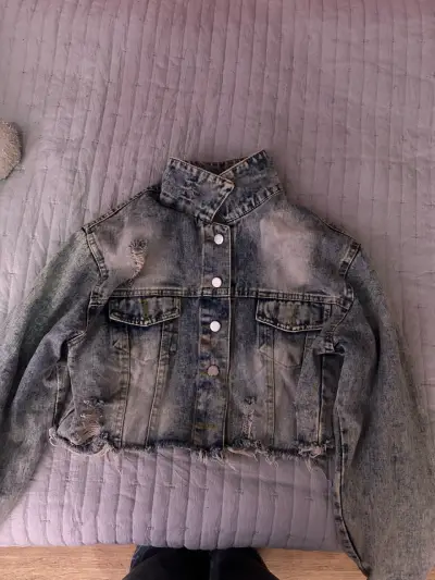 Chaqueta de mezclilla desgastada para mujer - miniatura 1