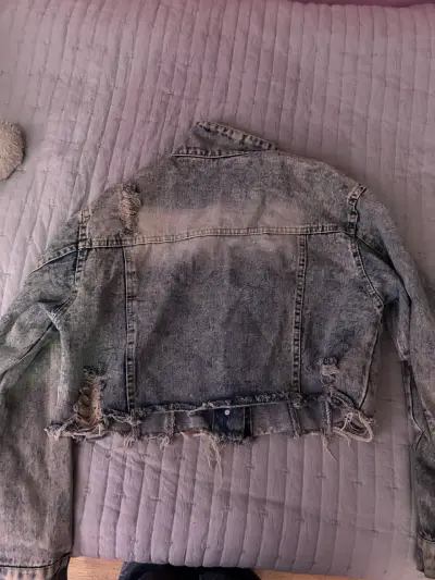 Chaqueta de mezclilla desgastada para mujer - miniatura 2