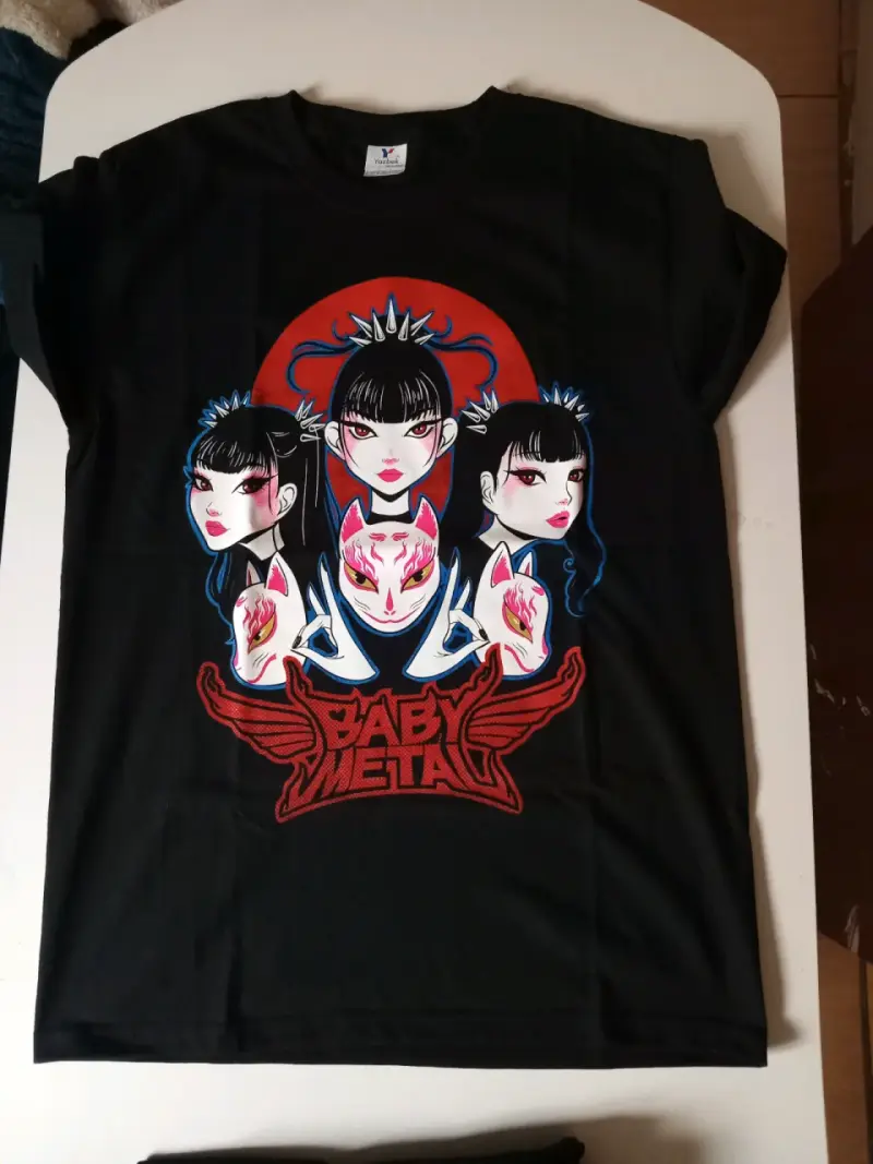 Polera negra Babymetal con diseño gráfico - 1
