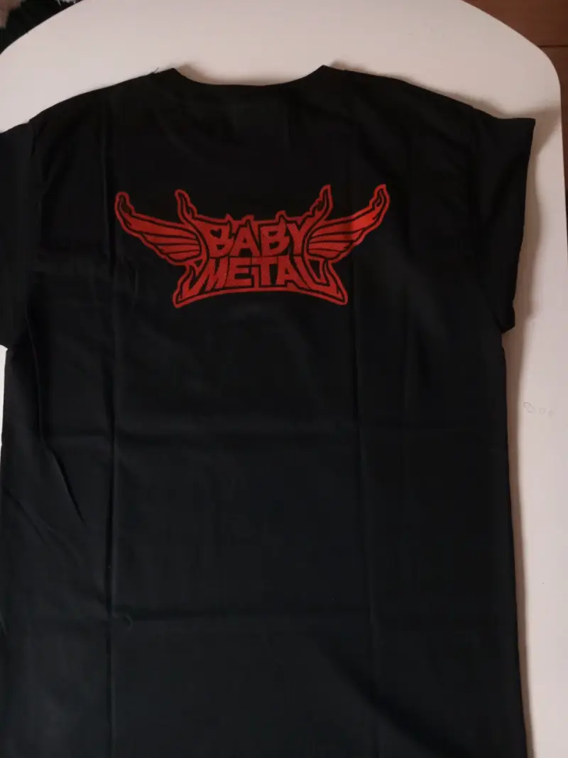 Polera negra Babymetal con diseño gráfico - 2