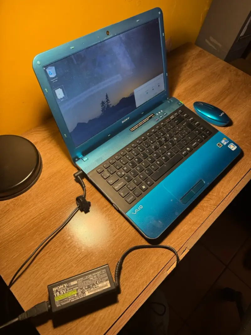 Laptop Sony Vaio azul con cargador - 1