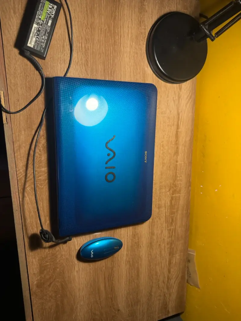 Laptop Sony Vaio azul con cargador - 2