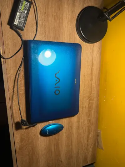 Laptop Sony Vaio azul con cargador - miniatura 2