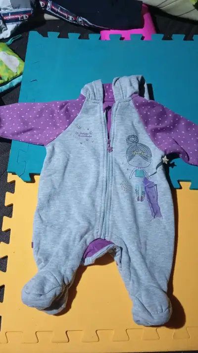 Enterito de bebé gris y morado con diseño de princesa - miniatura 1