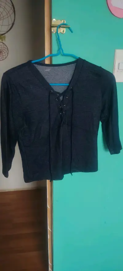 Polera negra con cordones de mujer - miniatura 1