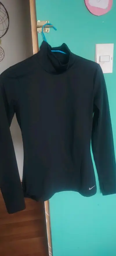 Polera negra con cordones de mujer - miniatura 2