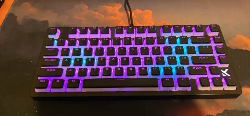 Teclado mecánico RGB compacto retroiluminado
