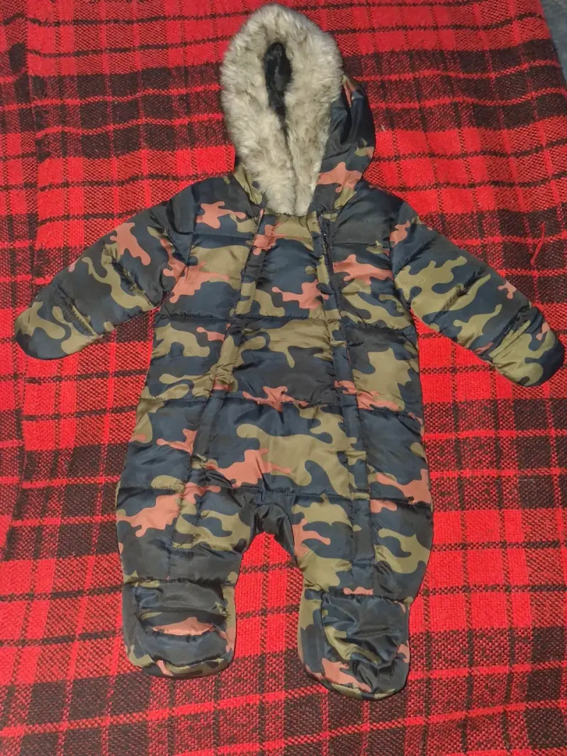 Enterito de bebé camuflado con capucha de piel sintética - 1