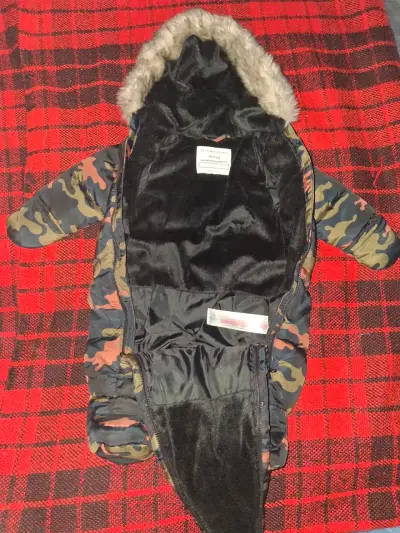Enterito de bebé camuflado con capucha de piel sintética - miniatura 2