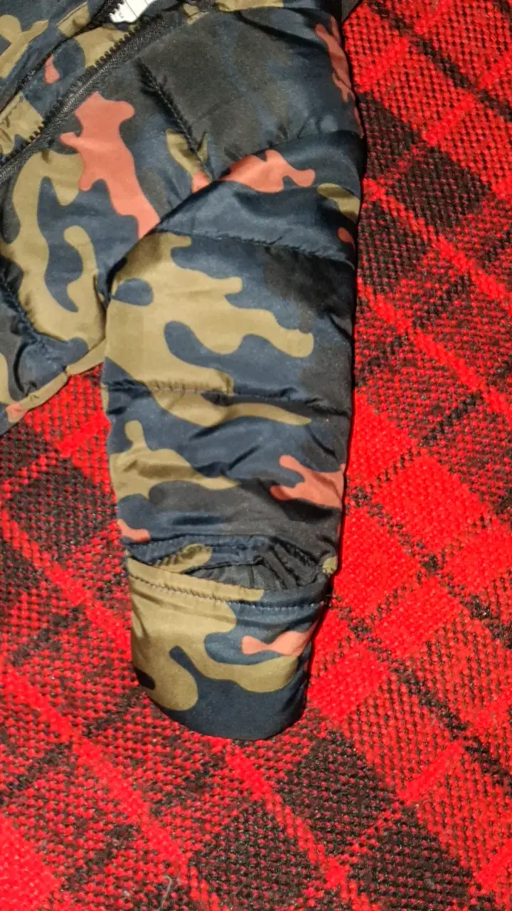 Enterito de bebé camuflado con capucha de piel sintética - 3