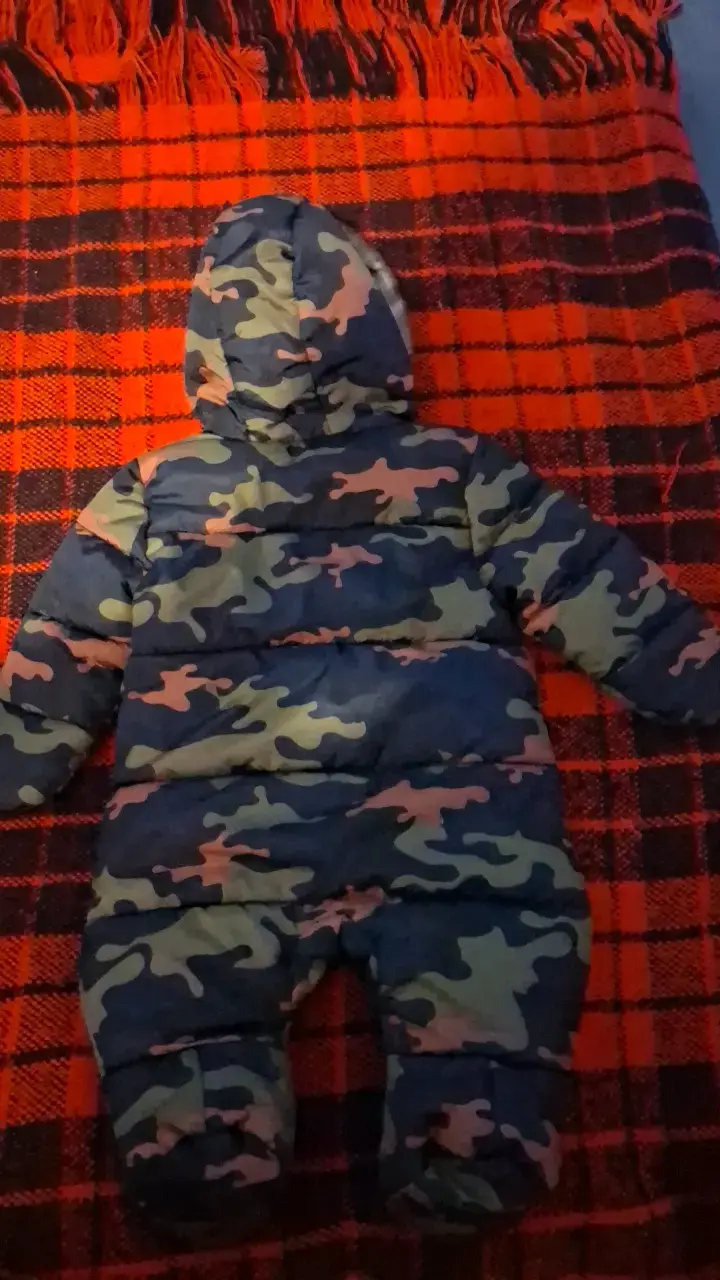 Enterito de bebé camuflado con capucha de piel sintética - 4