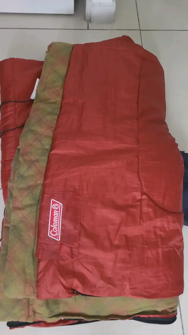 Saco de dormir Coleman rojo y verde