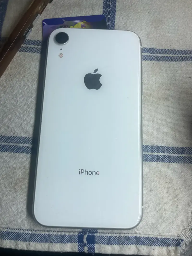 iPhone XR blanco en buen estado - 1