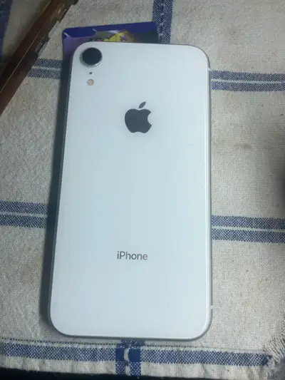iPhone XR blanco en buen estado - miniatura 1