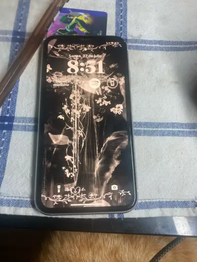iPhone XR blanco en buen estado - miniatura 2