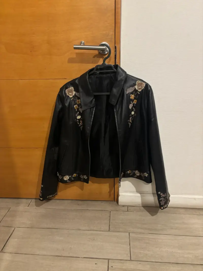 Chaqueta de cuero negra con bordados florales - 1