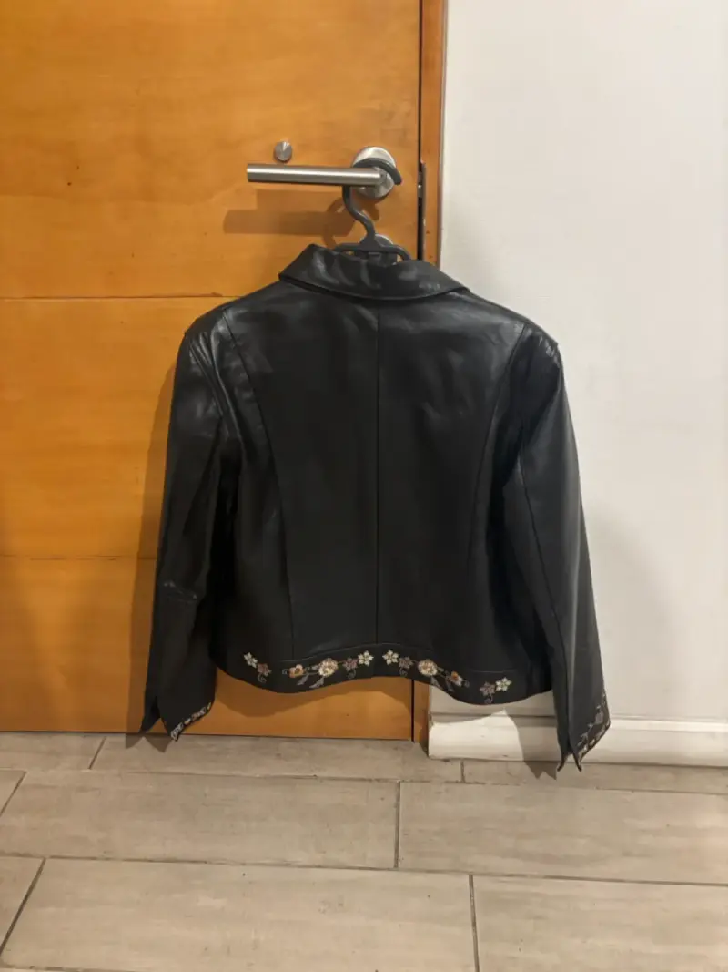Chaqueta de cuero negra con bordados florales - 2