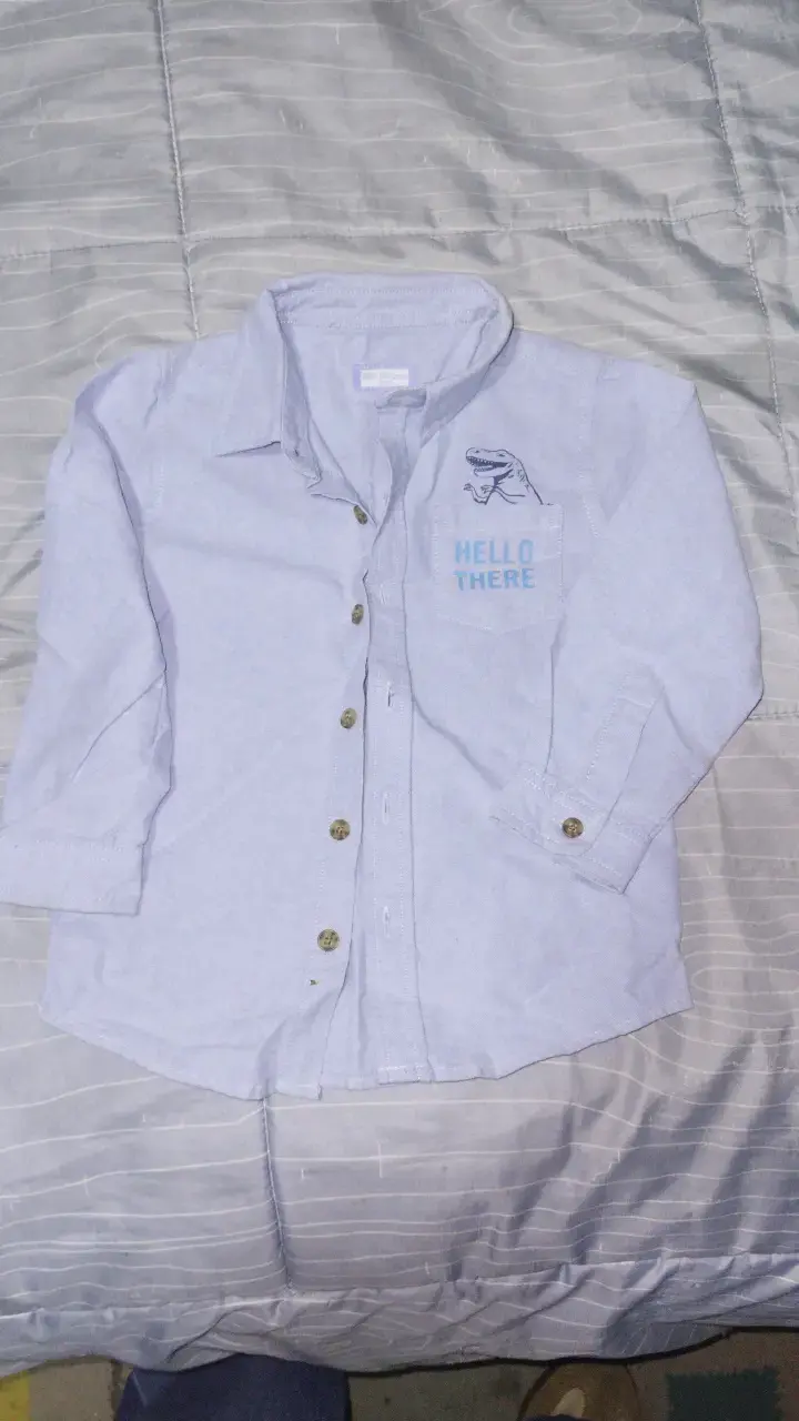 Camisa infantil celeste con diseño de dinosaurio
