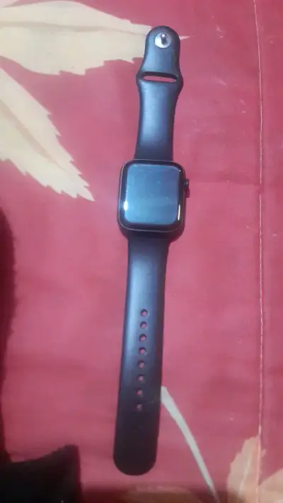 Reloj inteligente negro con correa ajustable - miniatura 1