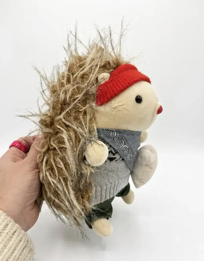 Peluche grin pins erizo con bandana y gorro rojo - 1