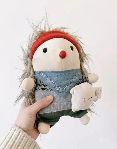 Peluche grin pins erizo con bandana y gorro rojo - miniatura 3