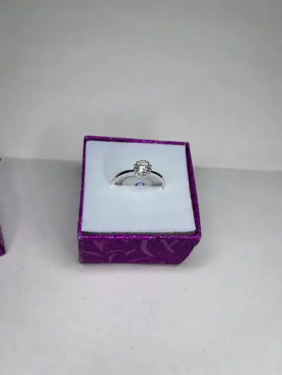 Anillo de compromiso con diamante en caja elegante - miniatura 1