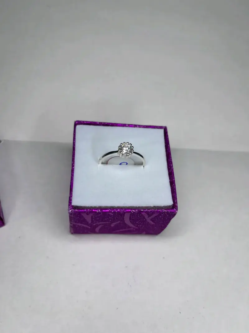 Anillo de compromiso con diamante en caja elegante - 2