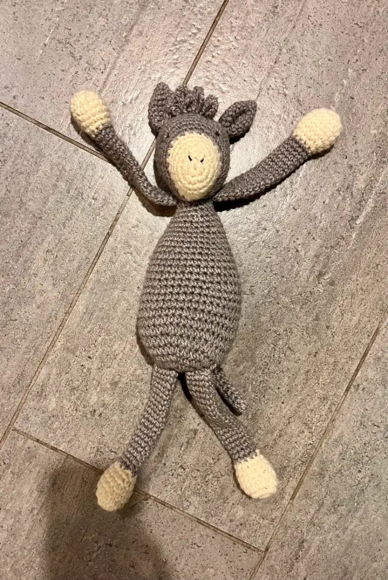 Muñeco de apego de lana tejido a mano gris - 2