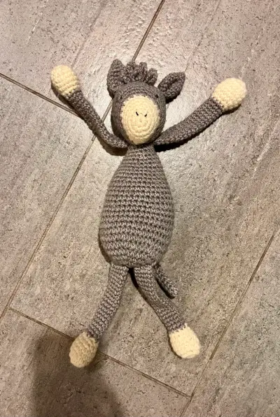 Muñeco de apego de lana  tejido a mano gris - miniatura 2