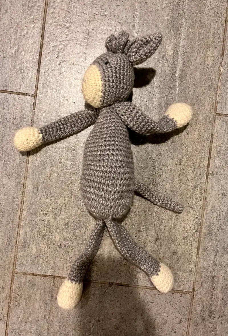 Muñeco de apego de lana tejido a mano gris - 1