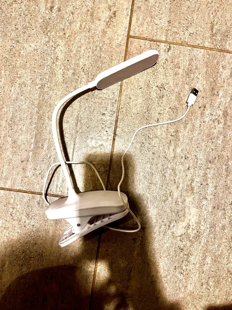 Lámpara LED con clip y puerto USB